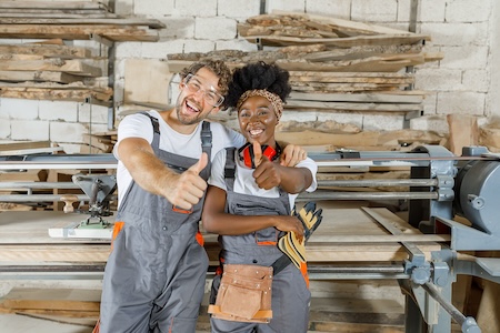 Pärchen freut sich und zeigt Daumen hoch