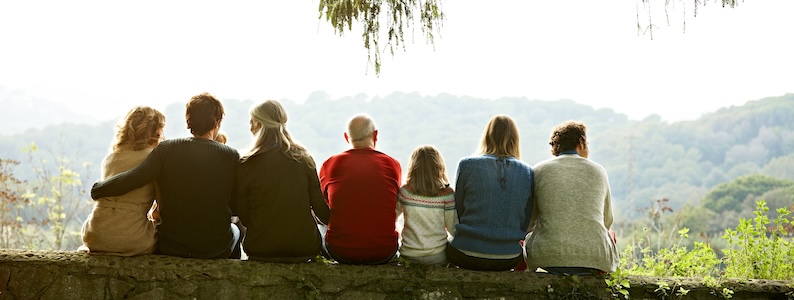 Gruppe von Menschen die in die Natur schauen